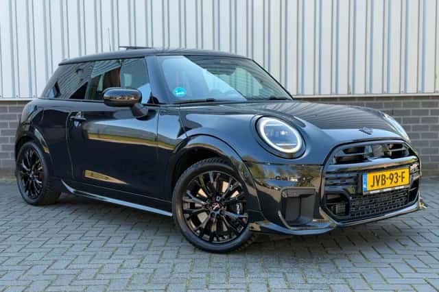 MINI Cooper (2024) thumbnail 3