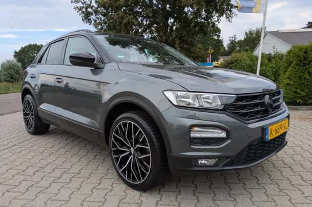 Volkswagen T-Roc (2021) thumbnail 3