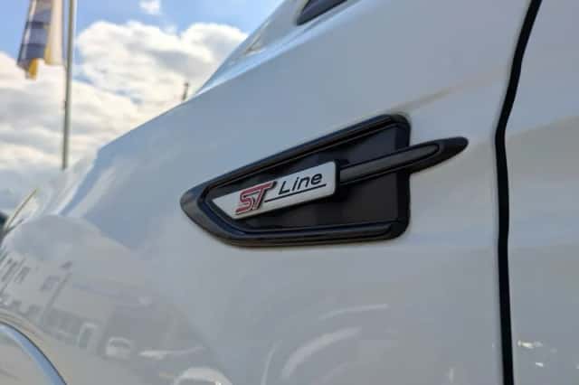 Ford Kuga (2017) thumbnail 2