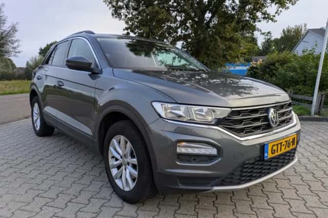 Volkswagen T-Roc (2019) thumbnail 3