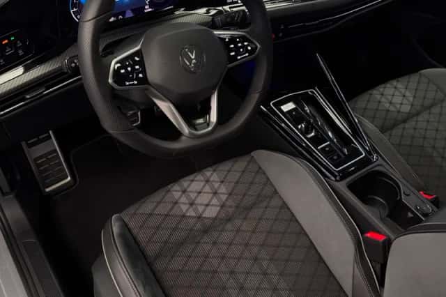 Volkswagen Golf (2023) thumbnail 3