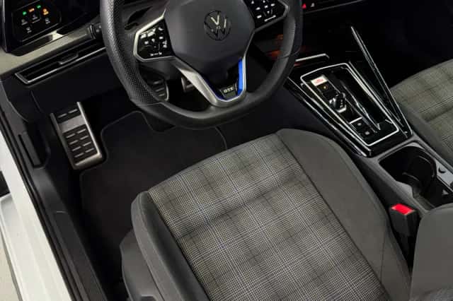 Volkswagen Golf (2024) thumbnail 3