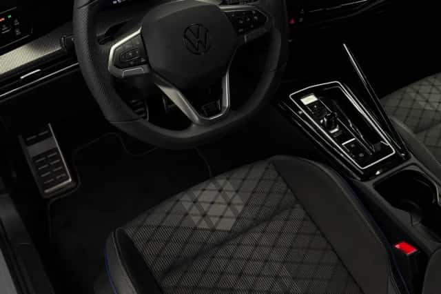 Volkswagen Golf (2025) thumbnail 3