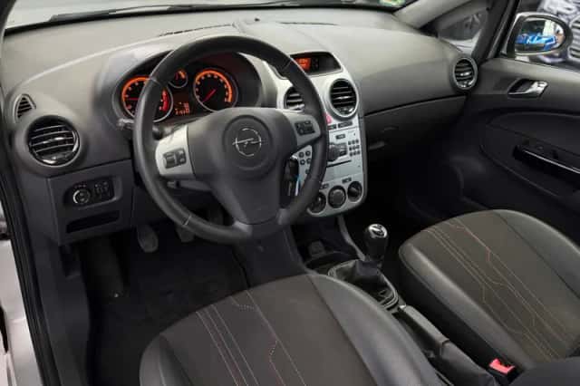 Opel Corsa (2013) thumbnail 3