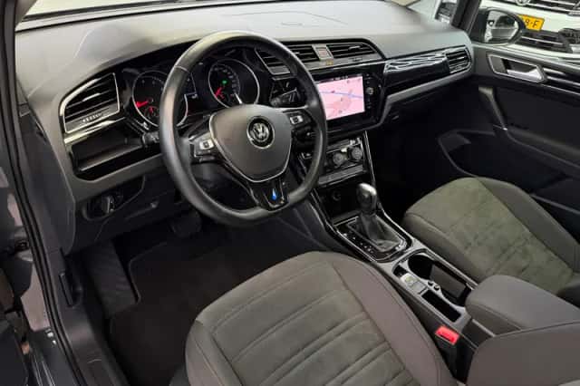 Volkswagen Touran (2022) thumbnail 3