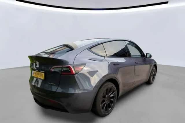 Tesla Model Y (2021) thumbnail 2