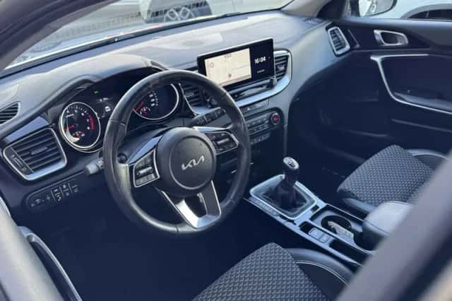 Kia Ceed (2022) thumbnail 3