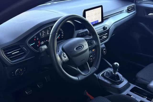 Ford Focus (2022) thumbnail 3