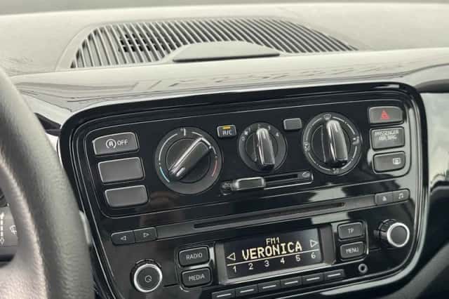Volkswagen Up! (2013) thumbnail 3