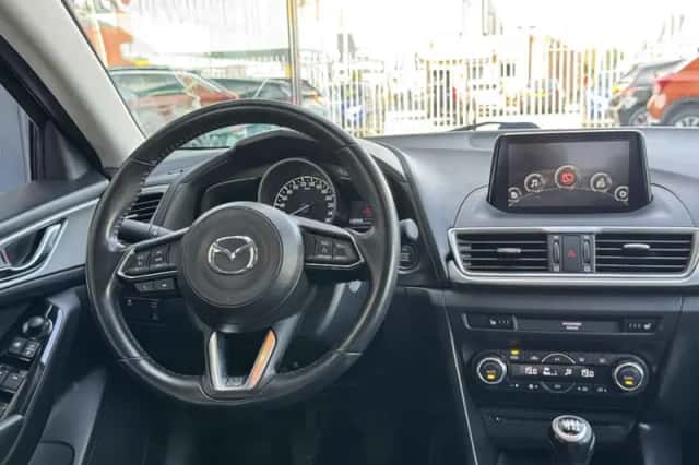 Mazda 3 (2017) thumbnail 5