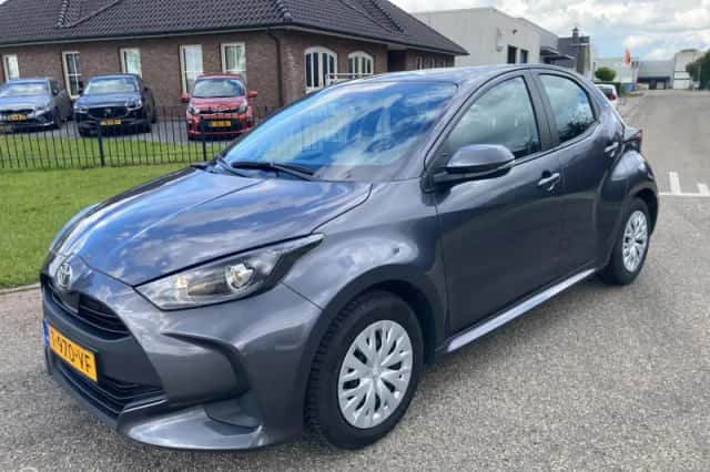 Toyota Yaris (2023) thumbnail 2