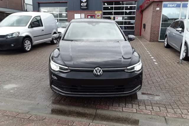 Volkswagen Golf (2022) thumbnail 3