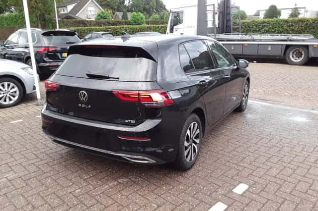 Volkswagen Golf (2022) thumbnail 5