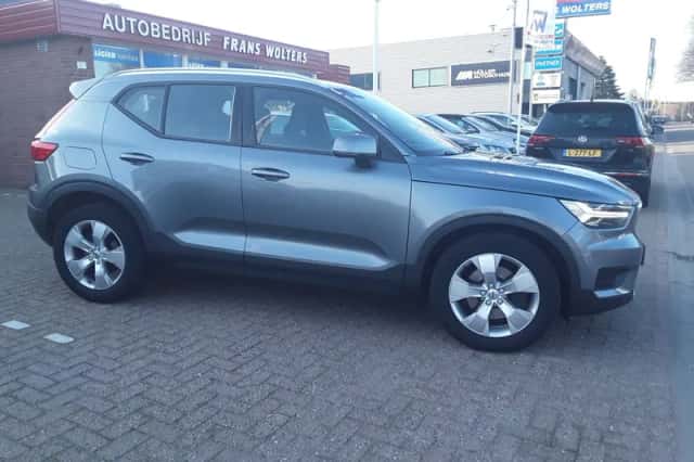 Volvo XC40 (2018) thumbnail 2
