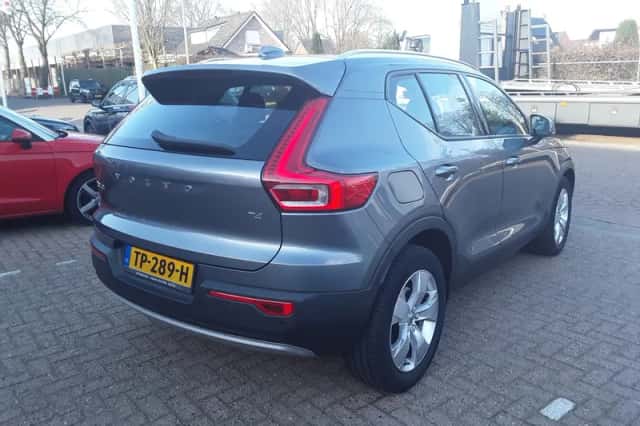 Volvo XC40 (2018) thumbnail 3