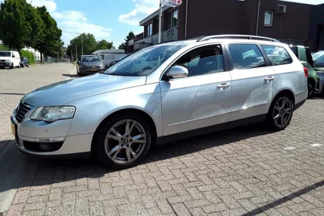 Volkswagen Passat (2009) thumbnail 2
