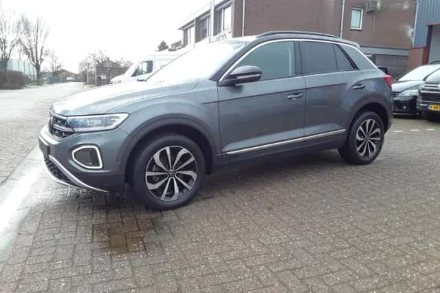 Volkswagen T-Roc (2023) thumbnail 1