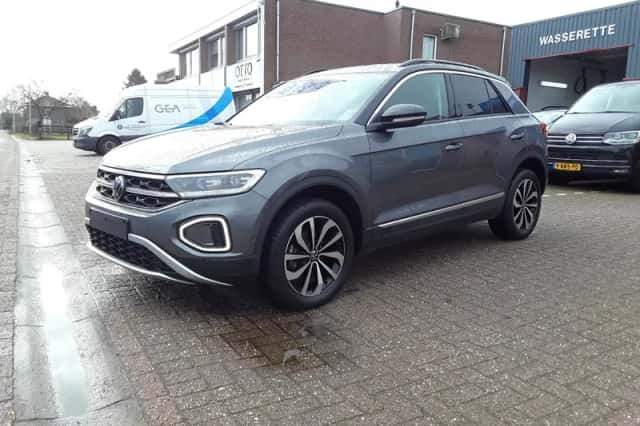 Volkswagen T-Roc (2023) thumbnail 2