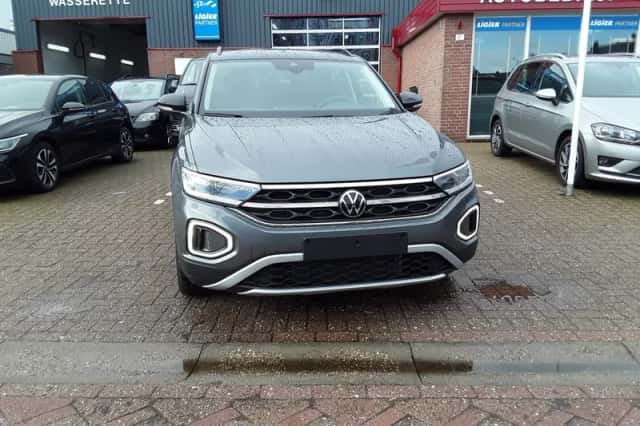 Volkswagen T-Roc (2023) thumbnail 3