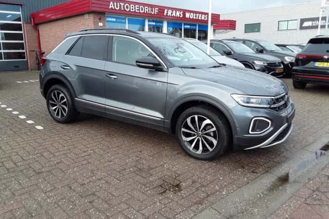 Volkswagen T-Roc (2023) thumbnail 4