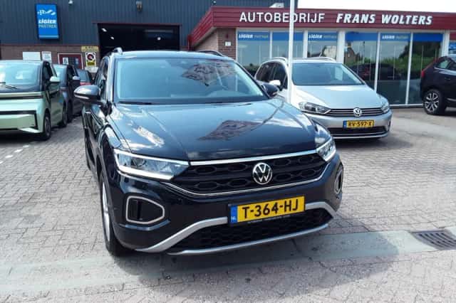 Volkswagen T-Roc (2022) thumbnail 3