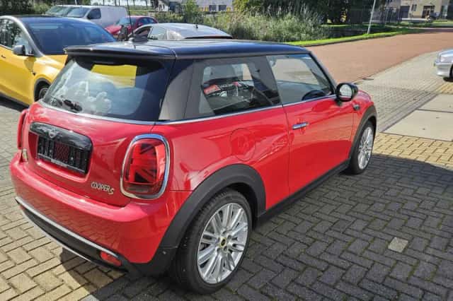 MINI Cooper (2023) thumbnail 2