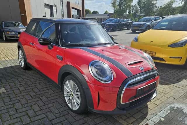 MINI Cooper (2023) thumbnail 3