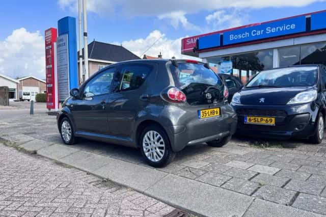 Toyota Aygo (2010) thumbnail 3