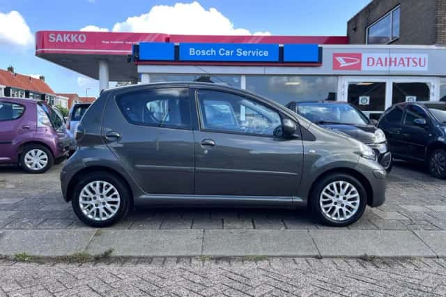 Toyota Aygo (2010) thumbnail 6