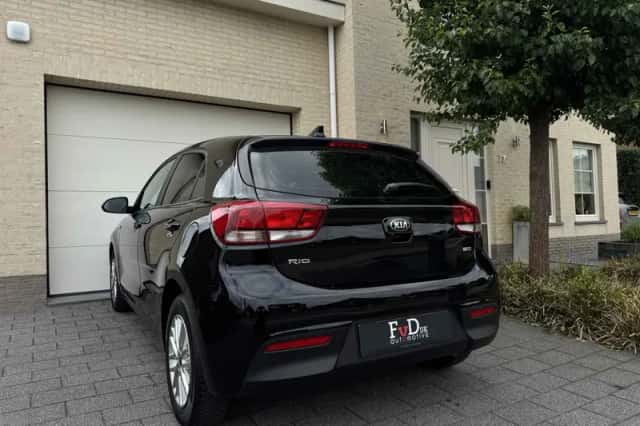 Kia Rio (2017) thumbnail 3