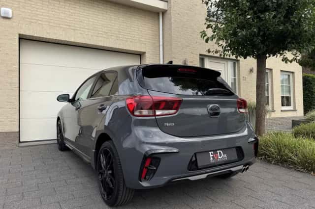 Kia Rio (2022) thumbnail 3