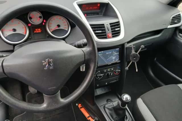 Peugeot 207 (2008) thumbnail 5