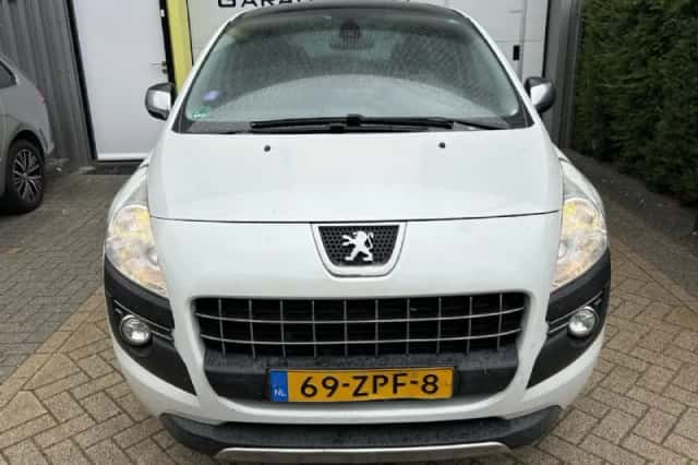 Peugeot 3008 (2013) thumbnail 2