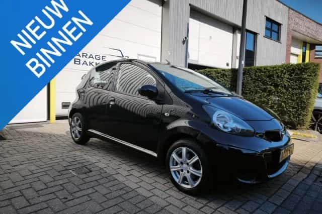 Toyota Aygo (2010) thumbnail 1