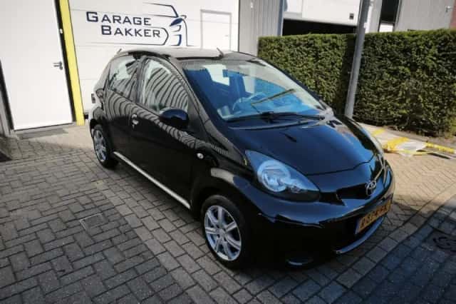 Toyota Aygo (2010) thumbnail 2