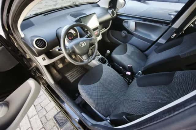 Toyota Aygo (2010) thumbnail 3