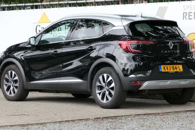Renault Captur (2021) thumbnail 2