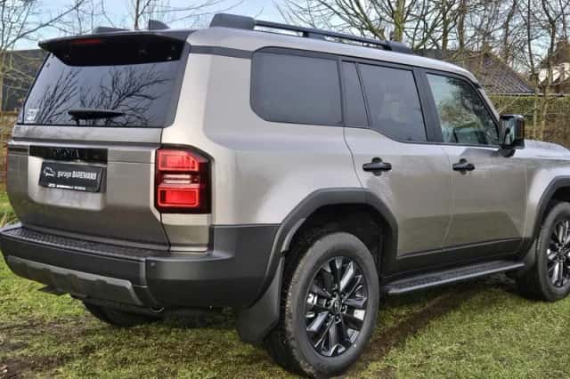 Toyota Land Cruiser (2024) thumbnail 5