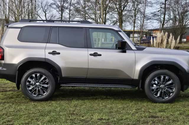 Toyota Land Cruiser (2024) thumbnail 6