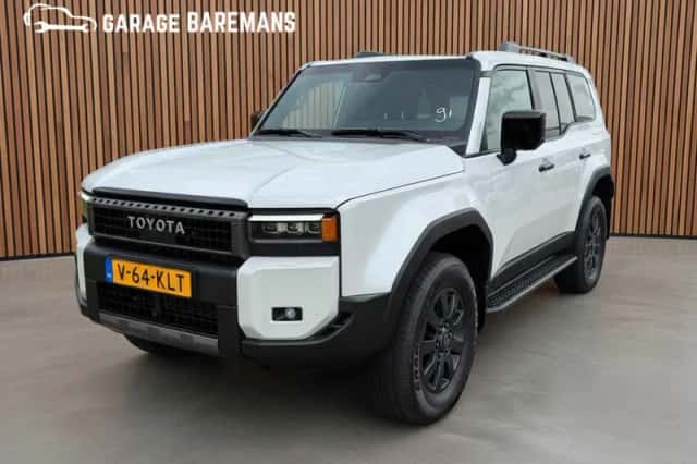 Toyota Land Cruiser (2024) thumbnail 3
