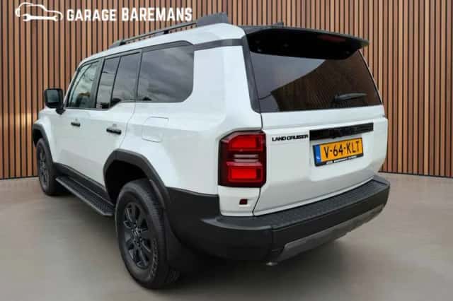 Toyota Land Cruiser (2024) thumbnail 5