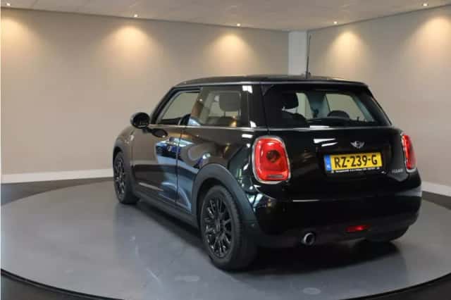 MINI Cooper (2018) thumbnail 3