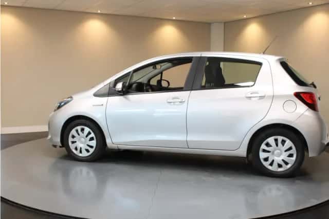 Toyota Yaris (2016) thumbnail 2