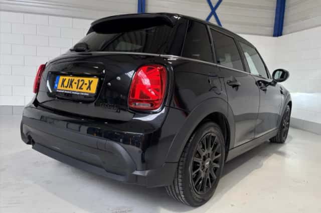 MINI Cooper (2023) thumbnail 2