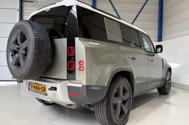 Land Rover Defender (2023) thumbnail 2