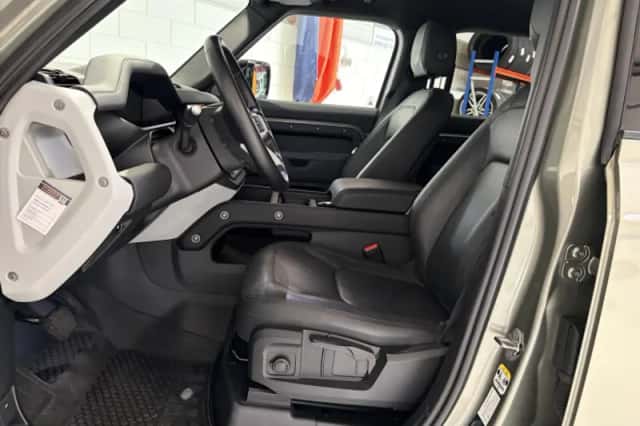 Land Rover Defender (2023) thumbnail 3