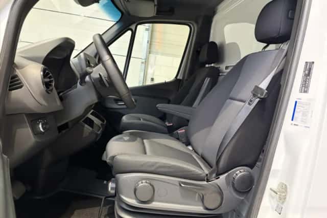 Mercedes-Benz Sprinter (2023) thumbnail 3