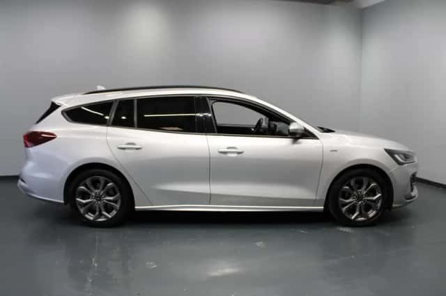 Ford Focus (2022) thumbnail 2
