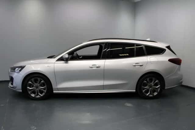 Ford Focus (2022) thumbnail 3