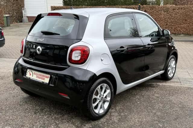 Smart ForFour (2016) thumbnail 5